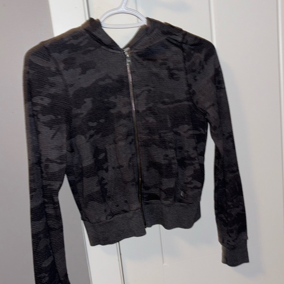 Aritzia (TNA) Zip up Cropped hoodie - Picture 2 of 2